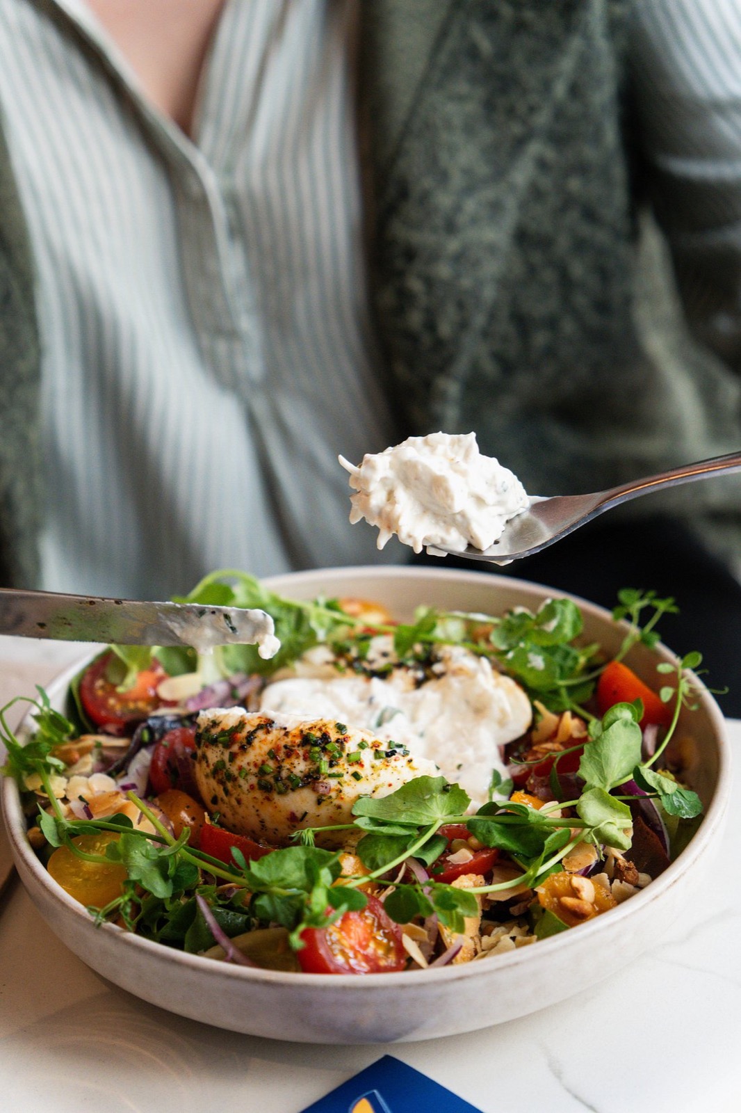 Burrata crémeuse, tomates et jeunes pousses — à partager
